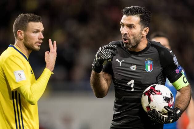 Fußball, WM Playoffs, Schweden - Italien 171110 Sveriges Marcus Berg och Italiens malvakt Gianluigi Buffon under fotbollsmatchen i VM-kvalets play-off mellan Sverige och Italien den 10 november 2017 i Stockholm.  Copyright: ANDREASxLxERIKSSON BB171110AE021