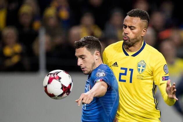 Fußball, WM Playoffs, Schweden - Italien 171110 Italiens Matteo Darmian och Sveriges Isaac Kiese Thelin under fotbollsmatchen i VM-kvalets play-off mellan Sverige och Italien den 10 november 2017 i Stockholm.  Copyright: ANDREASxLxERIKSSON BB171110AE022