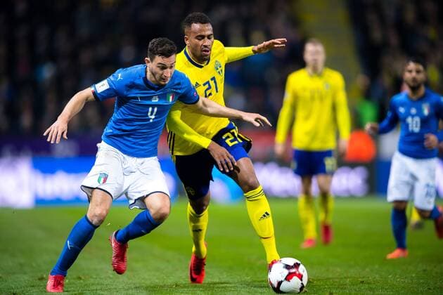 Fußball, WM Playoffs, Schweden - Italien 171110 Italiens Matteo Darmian och Sveriges Isaac Kiese Thelin under fotbollsmatchen i VM-kvalets play-off mellan Sverige och Italien den 10 november 2017 i Stockholm.  Copyright: CARLxSANDIN BB171110CS043