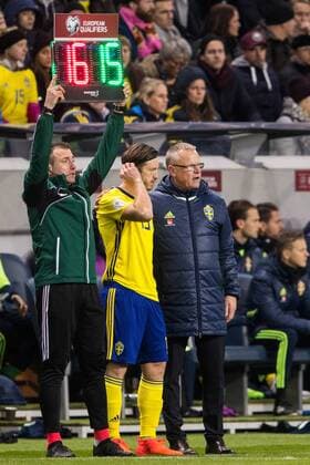 Fußball, WM Playoffs, Schweden - Italien 171110 Sveriges Gustav Svensson byts in, här bredvid förbundskapten Janne Andersson under fotbollsmatchen i VM-kvalets play-off mellan Sverige och Italien den 10 november 2017 i Stockholm.  Copyright: ANDREASxLxERIKSSON BB171110AE029