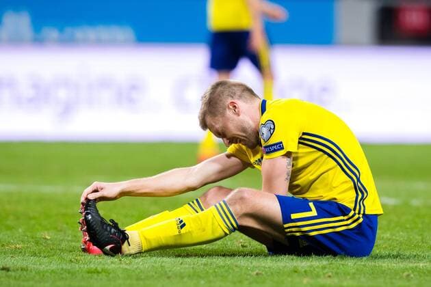 Fußball, WM Playoffs, Schweden - Italien 171110 Sveriges Sebastian Larsson har ont under fotbollsmatchen i VM-kvalets play-off mellan Sverige och Italien den 10 november 2017 i Stockholm.  Copyright: LUDVIGxTHUNMAN BB171110LT093