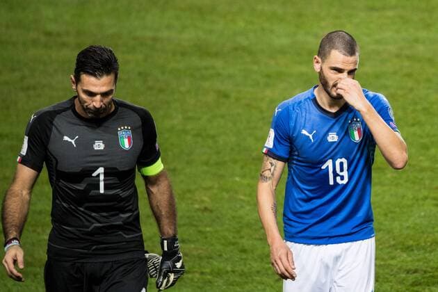 Fußball, WM Playoffs, Schweden - Italien 171110 Italiens malvakt Gianluigi Buffon och Leonardo Bonucci deppar när dom lämnar planen efter fotbollsmatchen i VM-kvalets play-off mellan Sverige och Italien den 10 november 2017 i Stockholm.  Copyright: JOHANNAxLUNDBERG BB171110JL038