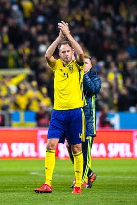 Fußball, WM Playoffs, Schweden - Italien 171110 Sveriges Andreas Granqvist tackar publiken efter fotbollsmatchen i VM-kvalets play-off mellan Sverige och Italien den 10 november 2017 i Stockholm.  Copyright: LUDVIGxTHUNMAN BB171110LT095
