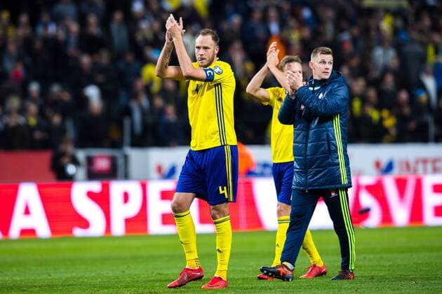 Fußball, WM Playoffs, Schweden - Italien 171110 Sveriges Andreas Granqvist tackar publiken efter fotbollsmatchen i VM-kvalets play-off mellan Sverige och Italien den 10 november 2017 i Stockholm.  Copyright: LUDVIGxTHUNMAN BB171110LT096