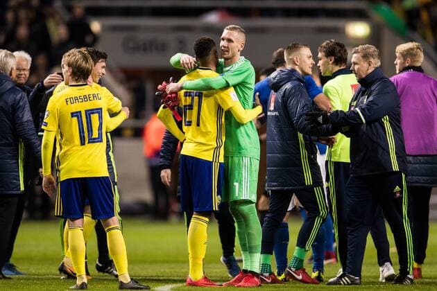 Fußball, WM Playoffs, Schweden - Italien 171110 Sveriges malvakt Robin Olsen kramar om Isaac Kiese Thelin efter fotbollsmatchen i VM-kvalets play-off mellan Sverige och Italien den 10 november 2017 i Stockholm.  Copyright: ANDREASxLxERIKSSON BB171110AE034