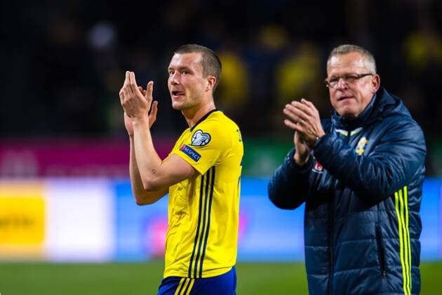 Fußball, WM Playoffs, Schweden - Italien 171110 Sveriges Jakob Johansson och förbundskapten Janne Andersson jublar efter fotbollsmatchen i VM-kvalets play-off mellan Sverige och Italien den 10 november 2017 i Stockholm.  Copyright: CARLxSANDIN BB171110CS047
