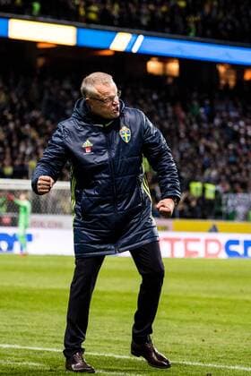 Fußball, WM Playoffs, Schweden - Italien 171110 Sveriges förbundskapten Janne Andersson jublar pa slutsignalen under fotbollsmatchen i VM-kvalets play-off mellan Sverige och Italien den 10 november 2017 i Stockholm.  Copyright: JOELxMARKLUND BB171110JM069