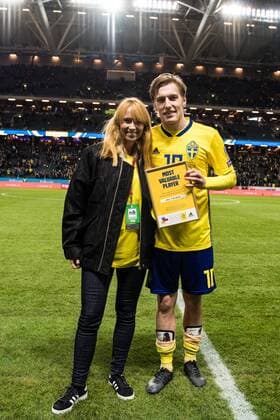 Fußball, WM Playoffs, Schweden - Italien 171110 Sveriges Emil Forsberg far pris som matchens lirare av Adidas efter fotbollsmatchen i VM-kvalets play-off mellan Sverige och Italien den 10 november 2017 i Stockholm.  Copyright: JOELxMARKLUND BB171110JM075