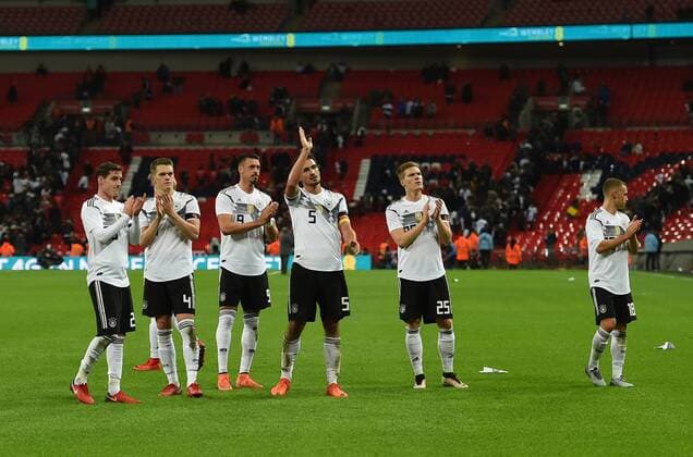Football Mens Season 2017 2018 Test match in London England Germany the DFB players thank the fans after the final whistle Sebastian Rudy Germany Matthias Ginter Germany Sandro Wagner Germany Mats Hummels Germany Marcel Halstenberg Germany Joshua Kimmich Germany 10 11 2017 Copyright: xMichaelxHundtx xMatthiasxKochx