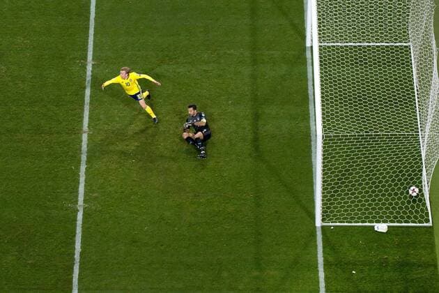 Themen der Woche - SPORT Bilder des Tages - SPORT Fußball, WM Playoffs, Schweden - Italien 171110 Sveriges Emil Forsberg jublar framför Italiens malvakt Gianluigi Buffon efter att Sveriges Jakob Johansson (ej i bild) gjort 1-0 under fotbollsmatchen i VM-kvalets play-off mellan Sverige och Italien den 10 november 2017 i Stockholm.  Copyright: CARLxSANDIN BB171110CS073