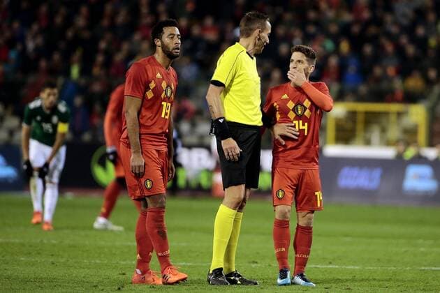 Dries Mertens forward of Belgium and referee Paolo Mazzoleni FOOTBALL : Belgique vs Mexique - Amical - Bruxelles - 10 11 2017 PhotoNews Panoramic  775065357