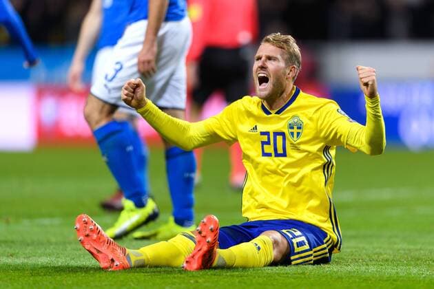 Fußball, WM Playoffs, Schweden - Italien 171110 Sveriges Ola Toivonen jublar efter att Jakob Johansson (ej i bild) gjort 1-0 under fotbollsmatchen i VM-kvalets play-off mellan Sverige och Italien den 10 november 2017 i Stockholm.  Copyright: CARLxSANDIN BB171110CS082