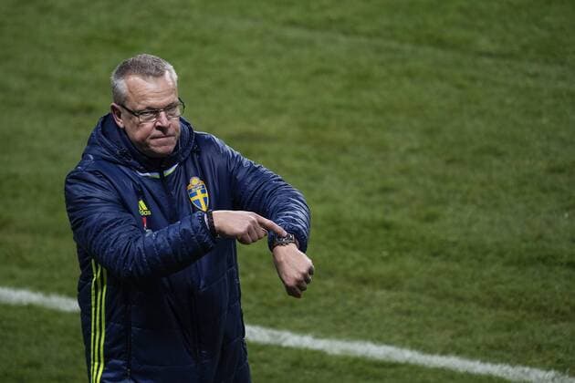 Fußball, WM Playoffs, Schweden - Italien 171110 Sveriges förbundskapten Janne Andersson visar pa klockan vid slutminuterna under fotbollsmatchen i VM-kvalets play-off mellan Sverige och Italien den 10 november 2017 i Stockholm.  Copyright: JOHANNAxLUNDBERG BB171110JL052