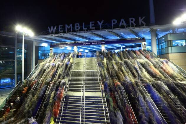 Bilder des Tages - SPORT Football fans are blurred as they leave Wembley Stadium and enter Wembley Park Underground Station after the England v Germany friendly international at Wembley Stadium, London, on November 10, 2017. 
