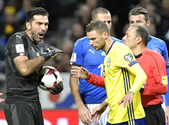 Fußball, WM Playoffs, Schweden - Italien Sweden Stockholm 2017-11-10 SWEDEN vs ITALY World Cup - Playoffs 2017 Buffan(ITA) Marcus Berg(SWE) PHOTO BOBBO LAUHAGE KOD 0300003 COPYRIGHT KAMERAPRESS.SE KP0300003 