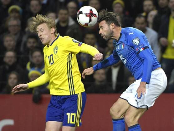 Fußball, WM Playoffs, Schweden - Italien Sweden Stockholm 2017-11-10 SWEDEN vs ITALY World Cup - Playoffs 2017 Emil Forsberg(SWE)Barzagli(ITA) PHOTO BOBBO LAUHAGE KOD 0300003 COPYRIGHT KAMERAPRESS.SE KP0300003 