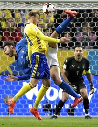 Fußball, WM Playoffs, Schweden - Italien Sweden Stockholm 2017-11-10 SWEDEN vs ITALY World Cup - Playoffs 2017 Barzagli(ITA)Ola Toivonen(SWE) PHOTO BOBBO LAUHAGE KOD 0300003 COPYRIGHT KAMERAPRESS.SE KP0300003 