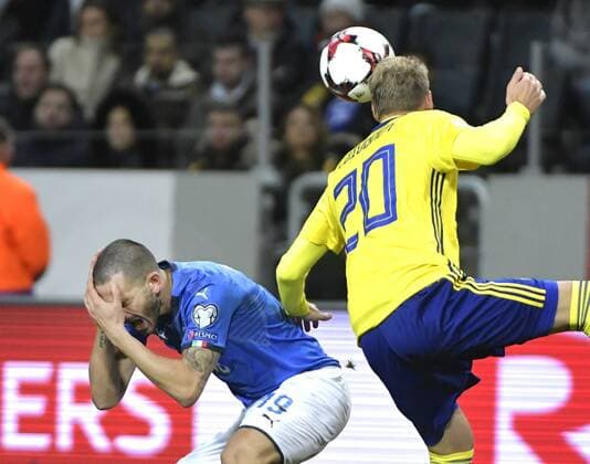 Fußball, WM Playoffs, Schweden - Italien Sweden Stockholm 2017-11-10 SWEDEN vs ITALY World Cup - Playoffs 2017 Ola Toivonen(SWE) Bunucci(ITA) PHOTO BOBBO LAUHAGE KOD 0300003 COPYRIGHT KAMERAPRESS.SE KP0300003 