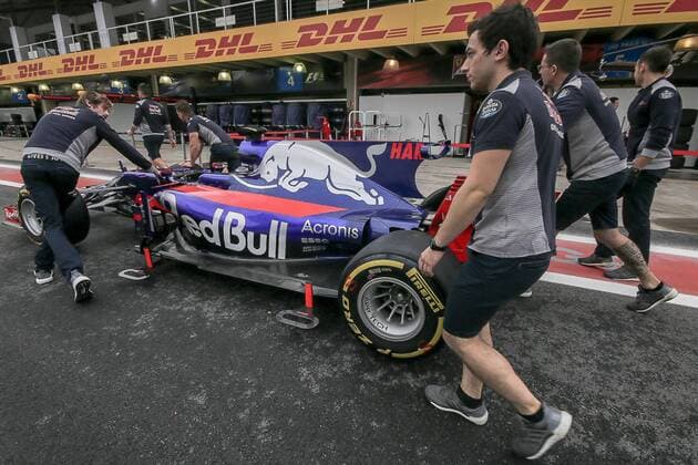 November 11, 2017 - Sao Paulo, Brazil - teams are moving in the pits for the free practice sessions held at the Jose Carlos Pace racetrack in Interlagos, south of Sao Paulo, this Saturday (11) preparatory to the contest of the Brazilian Grand Prix Formula 1, which takes place on Sunday , 12. Brazil F1 GP free practices - ZUMAo70_ 80813640st Copyright: xDarioxOliveirax