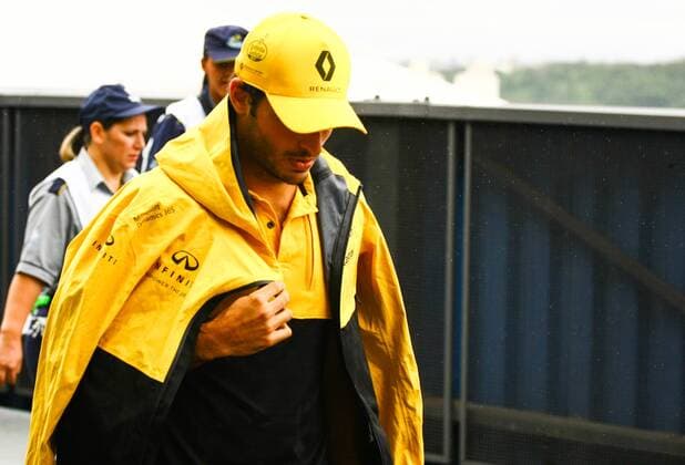Dia de treino classificatório para GP F1 SÃO PAULO, SP - 11.11.2017: DIA DE TREINO CLASSIFICATÓRIO PARA GP F1 - In the photo the pilot, Calos Sainz, Renault team, arrives at the Interlagos racetrack. Classifying training day on Saturday (11), for the Brazilian Formula 1 Grand Prix, which will take place on Sunday (12) at the José Carlos Pace racetrack in Interlagos. (Photo: Aloisio Mauricio Fotoarena) x1424872x  AloisioxMauricio