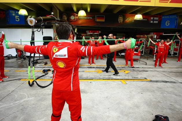 Bilder des Tages - SPORT Dia de treino classificatório para GP F1 SÃO PAULO, SP - 11.11.2017: DIA DE TREINO CLASSIFICATÓRIO PARA GP F1 - In the photo, the team of the Scuderia Ferrari stretches before the beginning of the training. Classifying training day on Saturday (11), for the Brazilian Formula 1 Grand Prix, which will take place on Sunday (12) at the José Carlos Pace racetrack in Interlagos. (Photo: Aloisio Mauricio Fotoarena) x1424876x  AloisioxMauricio