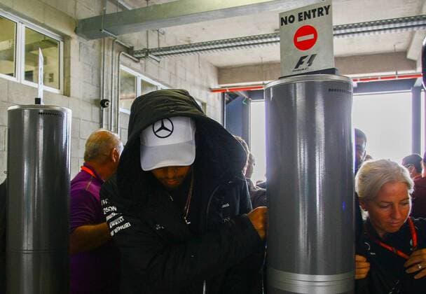 Dia de treino classificatório para GP F1 SÃO PAULO, SP - 11.11.2017: DIA DE TREINO CLASSIFICATÓRIO PARA GP F1 - In the photo the driver, Lewis Hamilton of MERCEDES-BENZ arrives at the Interlagos racetrack. Classifying training day on Saturday (11), for the Brazilian Formula 1 Grand Prix, which will take place on Sunday (12) at the José Carlos Pace racetrack in Interlagos. (Photo: Aloisio Mauricio Fotoarena) x1424895x  AloisioxMauricio