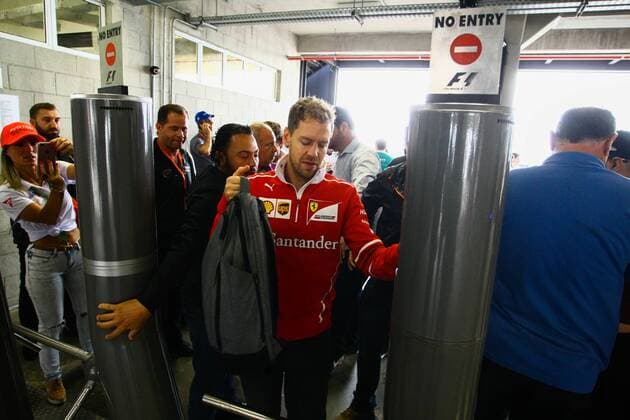 Dia de treino classificatório para GP F1 SÃO PAULO, SP - 11.11.2017: DIA DE TREINO CLASSIFICATÓRIO PARA GP F1 - In the photo the pilot, Sebastian Vettel of Scuderia FERRARI, arrives at the Autodromo of Interlagos. Classifying training day on Saturday (11), for the Brazilian Formula 1 Grand Prix, which will take place on Sunday (12) at the José Carlos Pace racetrack in Interlagos. (Photo: Aloisio Mauricio Fotoarena) x1424899x  AloisioxMauricio