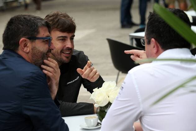 11.11.2017 - Luis Garcia Abad (ESP), manager of Fernando Alonso (ESP), Fernando Alonso (ESP) McLaren MCL32 and Eric Boullier (FRA) McLaren Racing Director Brazilian Grand Prix, Sao Paulo, Interlagos 9 - 12 November 2017 11.11.2017 - Luis Garcia Abad (ESP), manager of Fernando Alonso (ESP), Fernando Alonso (ESP) McLaren MCL32 and Eric Boullier (FRA) McLaren Racing Director 