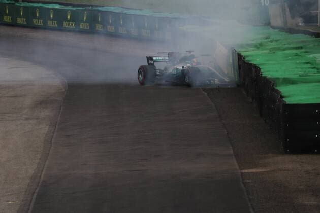 11.11.2017 - Qualifying, Crash, Lewis Hamilton (GBR) Mercedes AMG F1 W08 Brazilian Grand Prix, Sao Paulo, Interlagos 9 - 12 November 2017 11.11.2017 - Qualifying, Crash, Lewis Hamilton (GBR) Mercedes AMG F1 W08 