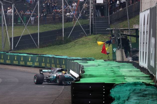 11.11.2017 - Qualifying, Crash, Lewis Hamilton (GBR) Mercedes AMG F1 W08 Brazilian Grand Prix, Sao Paulo, Interlagos 9 - 12 November 2017 11.11.2017 - Qualifying, Crash, Lewis Hamilton (GBR) Mercedes AMG F1 W08 