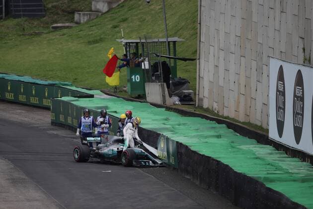 11.11.2017 - Qualifying, Crash, Lewis Hamilton (GBR) Mercedes AMG F1 W08 Brazilian Grand Prix, Sao Paulo, Interlagos 9 - 12 November 2017 11.11.2017 - Qualifying, Crash, Lewis Hamilton (GBR) Mercedes AMG F1 W08 