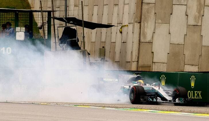 Dia de treino classificatório para GP F1 SÃO PAULO, SP - 11.11.2017: DIA DE TREINO CLASSIFICATÓRIO PARA GP F1 - In the photo the driver, Lewis Hamilton, team MERCEDES-BENZ, suffers an accident, during free practice this morning. Classifying training day on Saturday (11), for the Brazilian Formula 1 Grand Prix, which will take place on Sunday (12) at the José Carlos Pace racetrack in Interlagos. (Photo: Aloisio Mauricio Fotoarena) x1425202x  AloisioxMauricio