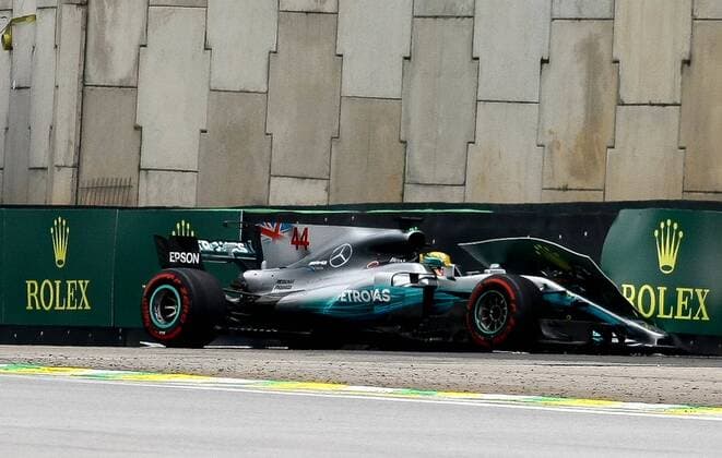 Dia de treino classificatório para GP F1 SÃO PAULO, SP - 11.11.2017: DIA DE TREINO CLASSIFICATÓRIO PARA GP F1 - In the photo the driver, Lewis Hamilton, team MERCEDES-BENZ, suffers an accident, during free practice this morning. Classifying training day on Saturday (11), for the Brazilian Formula 1 Grand Prix, which will take place on Sunday (12) at the José Carlos Pace racetrack in Interlagos. (Photo: Aloisio Mauricio Fotoarena) x1425204x  AloisioxMauricio