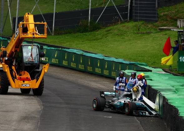 Dia de treino classificatório para GP F1 SÃO PAULO, SP - 11.11.2017: DIA DE TREINO CLASSIFICATÓRIO PARA GP F1 - In the photo the driver, Lewis Hamilton, team MERCEDES-BENZ, suffers an accident, during free practice this morning. Classifying training day on Saturday (11), for the Brazilian Formula 1 Grand Prix, which will take place on Sunday (12) at the José Carlos Pace racetrack in Interlagos. (Photo: Aloisio Mauricio Fotoarena) x1425208x  AloisioxMauricio