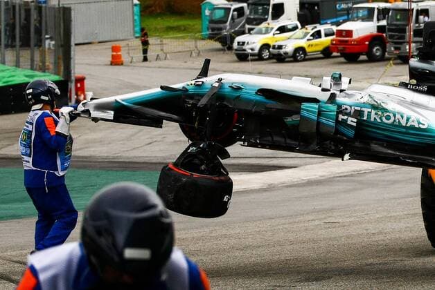 Dia de treino classificatório para GP F1 SÃO PAULO, SP - 11.11.2017: DIA DE TREINO CLASSIFICATÓRIO PARA GP F1 - In the photo the pilot, Lewis Hamilton, team MERCEDES-BENZ, suffers an accident. Classifying training day on Saturday (11), for the Brazilian Formula 1 Grand Prix, which will take place on Sunday (12) at the José Carlos Pace racetrack in Interlagos. (Photo: Aloisio Mauricio Fotoarena) x1425221x  AloisioxMauricio