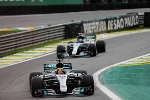 British driver Lewis Hamilton (front) and Finnish driver Valtteri Bottas (back) of Mercedes participate during the qualification round of the Brazil Formula One Grand Prix at the Interlagos racetrack in Sao Paulo, Brazil, 11 November 2017. Qualification round of Brazil s Formula One Grand Prix !ACHTUNG: NUR REDAKTIONELLE NUTZUNG!  Copyright: xFernandoxBizerraxJrx SAO021 20171111-636460238867683420