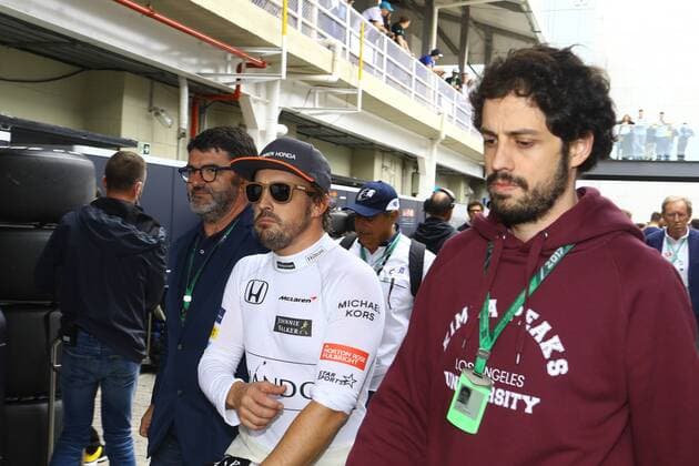 11.11.2017 - Qualifying, Luis Garcia Abad (ESP), manager of Fernando Alonso (ESP) and Fernando Alonso (ESP) McLaren MCL32 Brazilian Grand Prix, Sao Paulo, Interlagos 9 - 12 November 2017 11.11.2017 - Qualifying, Luis Garcia Abad (ESP), manager of Fernando Alonso (ESP) and Fernando Alonso (ESP) McLaren MCL32 
