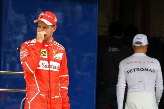 Bilder des Tages - SPORT 11.11.2017 - Qualifying, 2nd place Sebastian Vettel (GER) Scuderia Ferrari SF70H and Valtteri Bottas (FIN) Mercedes AMG F1 W08 pole position Brazilian Grand Prix, Sao Paulo, Interlagos 9 - 12 November 2017 11.11.2017 - Qualifying, 2nd place Sebastian Vettel (GER) Scuderia Ferrari SF70H and Valtteri Bottas (FIN) Mercedes AMG F1 W08 pole position 