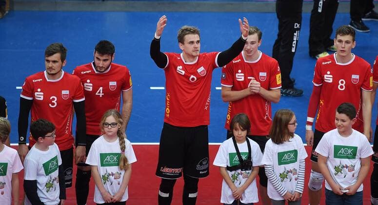 Volleyball 1 Bundesliga Season 2017 2018 Test match TV Rottenburg Volley Bisons Buehl 11 11 2017 Friederich Nagel Mitte TV Rottenburg at the team presentation with AOK Einlaufkids before the game Rottenburg