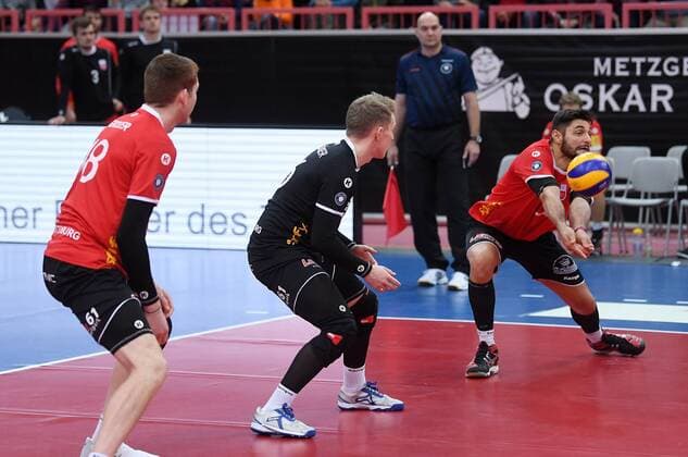 Volleyball 1 Bundesliga Season 2017 2018 Test match TV Rottenburg Volley Bisons Buehl 11 11 2017 Idner Faustino Lima Martins re TV Rottenburg watched by Johannes Elsaesser Mitte TV Rottenburg and Tim Grozer li TV Rottenburg Rottenburg