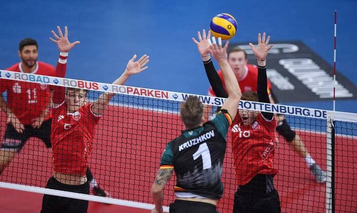 Volleyball 1 Bundesliga Season 2017 2018 Test match TV Rottenburg Volley Bisons Buehl 11 11 2017 TV Rottenburg Block Paul Henning li and Tim Grozer re Rottenburg