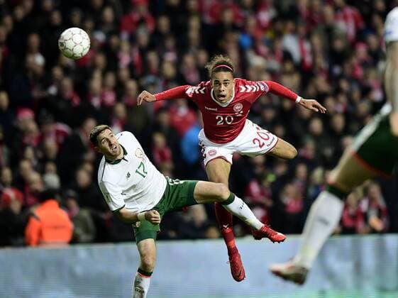 Themen der Woche - SPORT Bilder des Tages - SPORT Yussuf Poulsen og Irlands Stephen Ward. Det danske fodboldlandshold spillede den fÃ¸rste af to playoffkampe om en plads i VM-slutrunden 2018 mellem Danmark og Irland i Parken i KÃ¸benhavn, lÃ¸rdag aften. Polfoto_72680168  Copyright: KHANxTARIQxMIKKEL