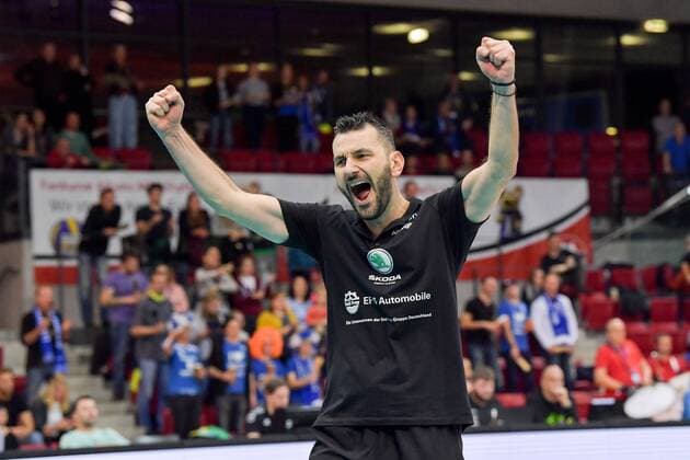 Volleyball DVV Cup Womens Alliance MTV Stuttgart vs Ladies in Black 11 November 2017 DVV Cup Womens Eighth Finals Season 2017 18 Allianz MTV Stuttgart in blue against Ladies in Black in black Stuttgart coach Giannis Athanasopoulos PHOTO TOM BLOCH xtbx