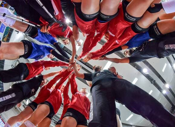 Volleyball DVV Cup Women Alliance MTV Stuttgart vs Ladies in Black 11 November 2017 DVV Cup Womens Eighth Finals Season 2017 18 Allianz MTV Stuttgart in blue against Ladies in Black in black Team Spirit Feature right down below Coach Giannis Athanasopoulos PHOTO TOM BLOCH xtbx