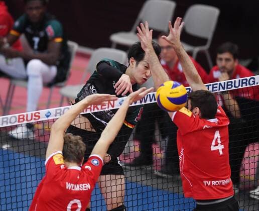Volleyball 1 Bundesliga Season 2017 2018 TV Rottenburg Volley Bisons Buehl 11 11 2017 Masahiro Yanagida Mid Volley Bisons Buehl against Federico Cipollone re TV Rottenburg and Lars Wilmsen li TV Rottenburg Rottenburg