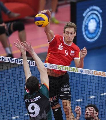 Volleyball 1 Bundesliga Season 2017 2018 TV Rottenburg Volley Bisons Buehl 11 11 2017 Lars Wilmsen above TV Rottenburg Rottenburg