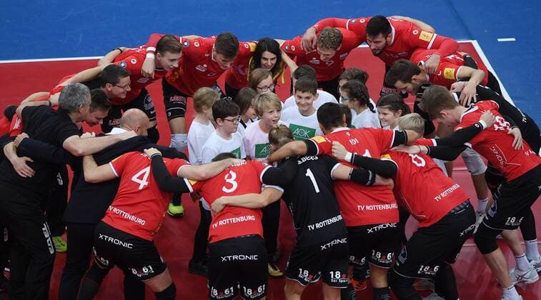 Volleyball 1 Bundesliga Season 2017 2018 Test match TV Rottenburg Volley Bisons Buehl 11 11 2017 TV Rottenburg Team circle with AOK Einlaufkids before the game Rottenburg