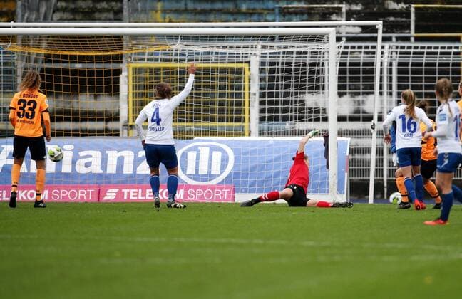 GER 1 Bundesliga Women FF USV Jena vs TSG Hoffenheim 12 11 17 Jena Ernst Abbe Sportfeld GER Allemagne Bundesliga 1 Bundesliga Women Season 2017 2018 08 Round FF FF JV vs TSG Hoffenheim scored in the goalkeeper Justien Odeurs Jena power Nicole Billa Hoffenheim scores the 0 goal 2