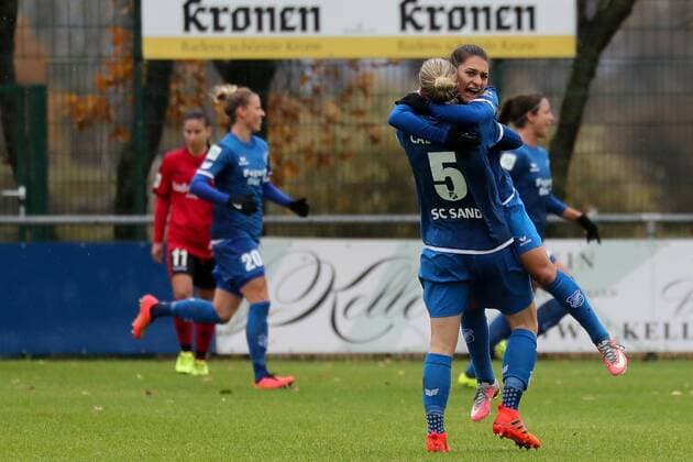v li Diane Caldwell Sand 5 Leticia Santos de Oliveira Sand 2 rejoice over the gate to the 1 0 Jubilee Torjubel Goalkeeping celebrate the goal goal celebration Cheering over the goal optimistic Action Action Football Alliance Women Bundesliga SC Sand SC Freiburg xozx