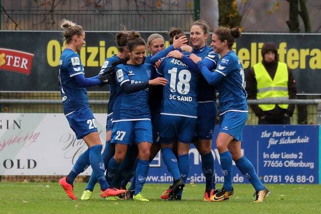 SC Sanders cheer on the goal to celebrate the first 0 Jubel Torjubel Goalkeeping celebrate the goal goal celebration Cheering over the goal optimistic Action Action Football Alliance Women Bundesliga SC Sand SC Freiburg xozx